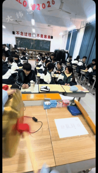 肃静，
山大王来了！