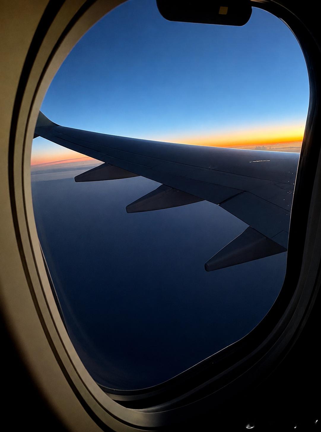 舷窗外，天光初醒。目的地，多伦多。海外生活旅途日出 ​​​