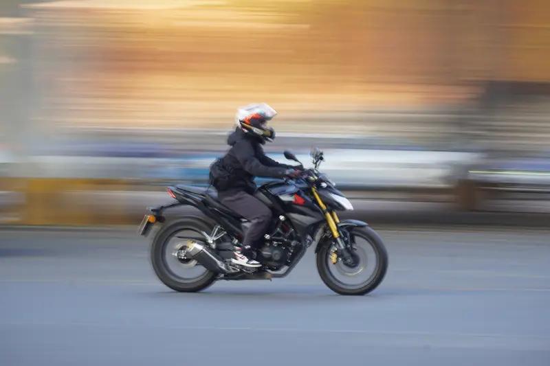 12月23日，我从事开锁9年了，我没有想到这个贼会把我的车偷走，摩托车加了三把锁