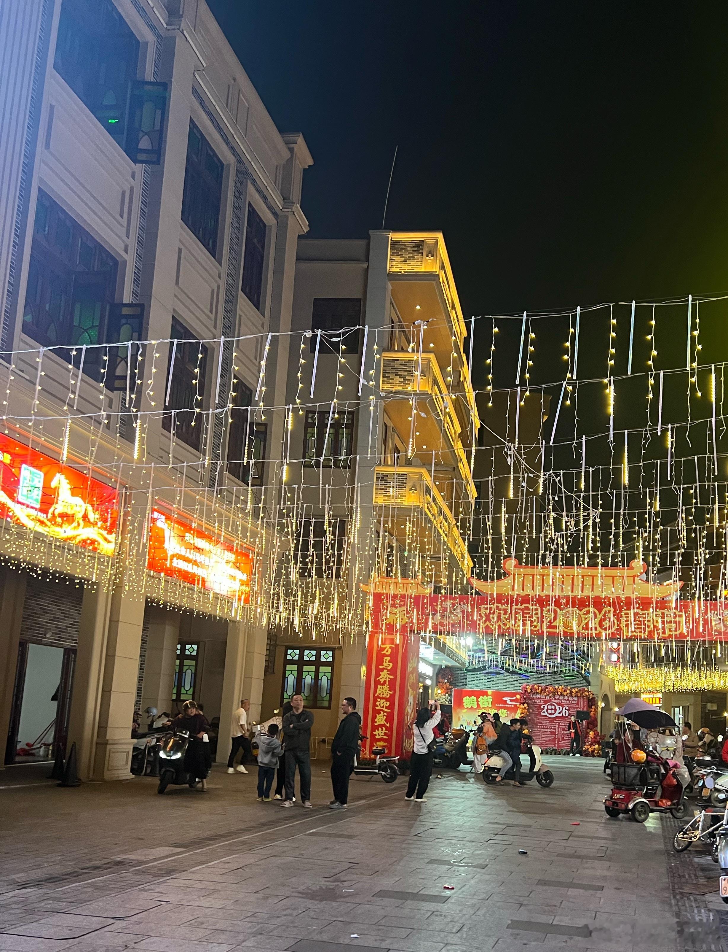 米米昨天晚上出去外婆家住了～准备过去住两晚衣服啥的都带过去了～孩子挺兴奋的～估计