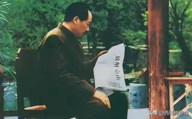 毛主席看到解放南京的报道，心中慷慨万分，几十年生死奋斗、成千成万的烈士鲜血，铸就