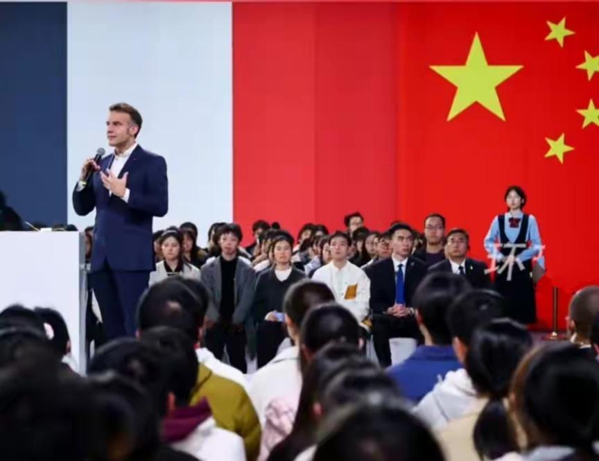 外媒实拍！马克龙与五星红旗同框，这一幕藏着大国默契
 
打开国际新闻时，一张法新