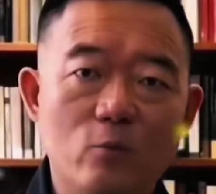 凌晨三点后台宵夜，岳云鹏一把按住郑好的肩膀。
“那段《卖吊票》新编的‘现挂’，是