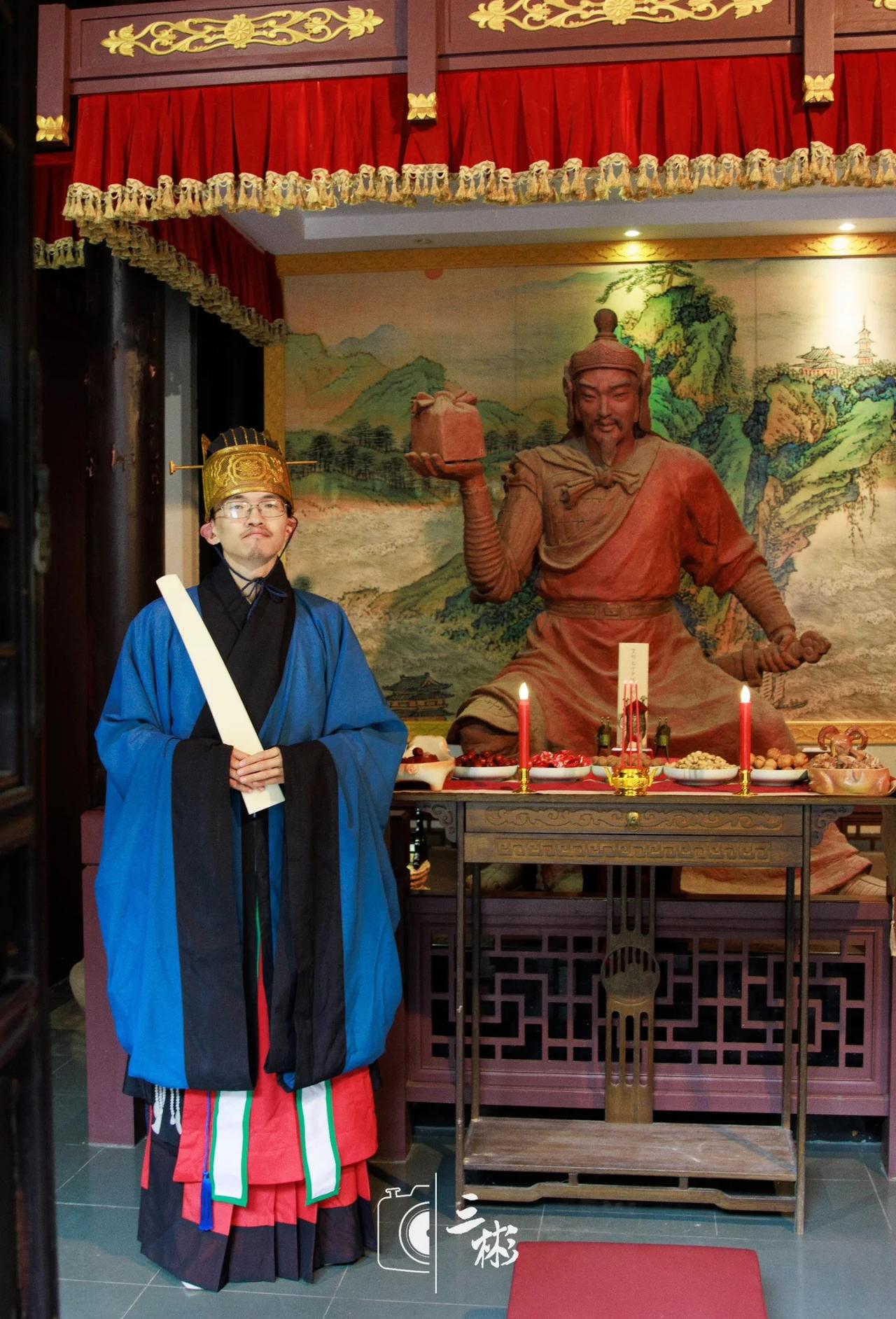 个人穿明制祭服，于宜兴英雄卢象升雕像前
上次来卢象升祠堂是穿道袍，这次是明制祭服