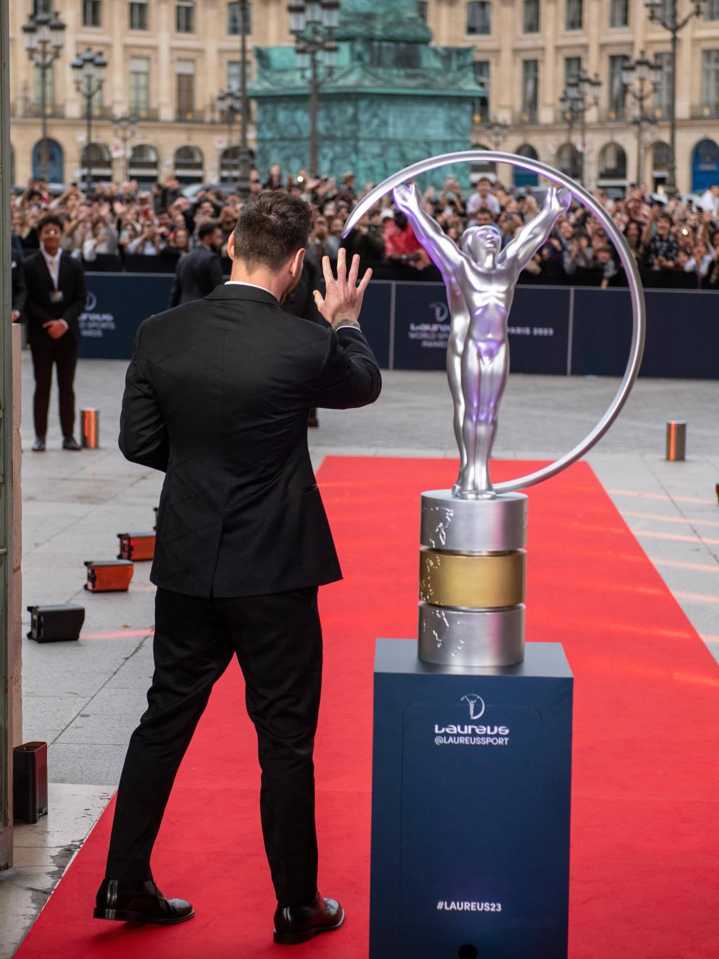 劳伦斯官方用梅西做配图：👋 📸 🏆 今天是个非常重要的日子！梅西梅西