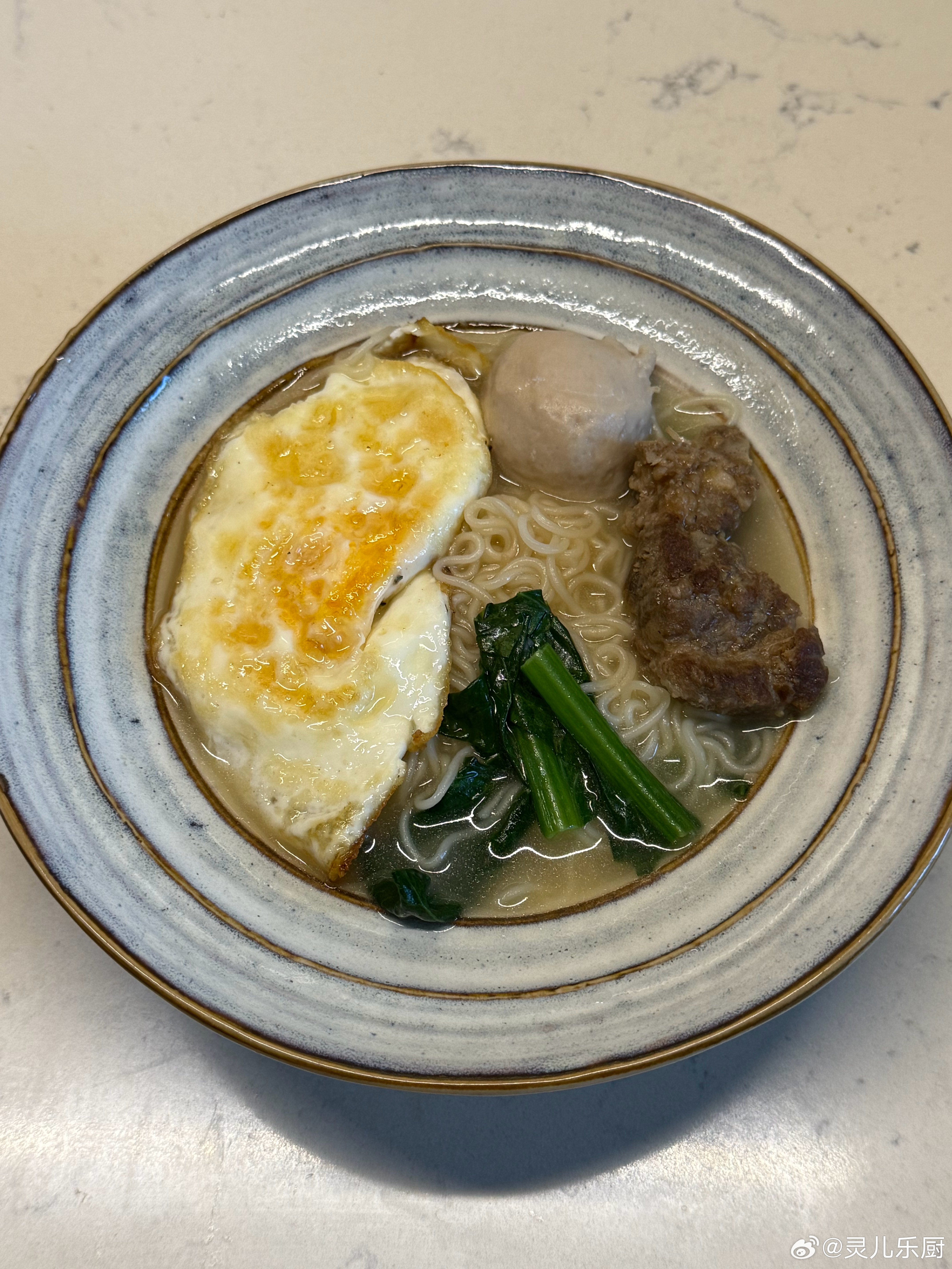 早安～青菜鸡蛋面～元气早餐[超话] 昨晚问他想吃什么早餐他说你煮什么吃什么吧 ​