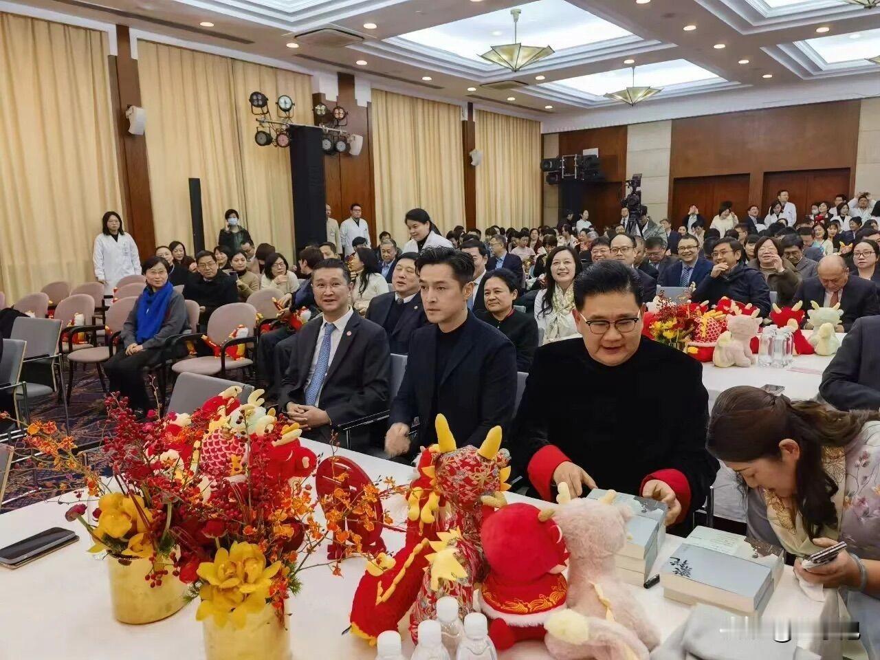 胡歌实火啊！连医院的表彰大会都请到他出席。
上海某医院最近召开年度先进表彰会，邀