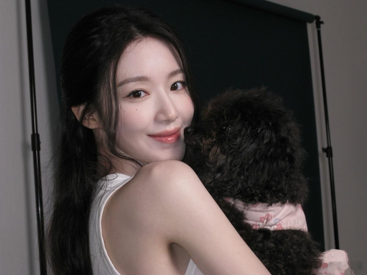 虽然现在妆容和氛围上都变了很多，但这张还是我最爱的台味儿氛围感）喜欢