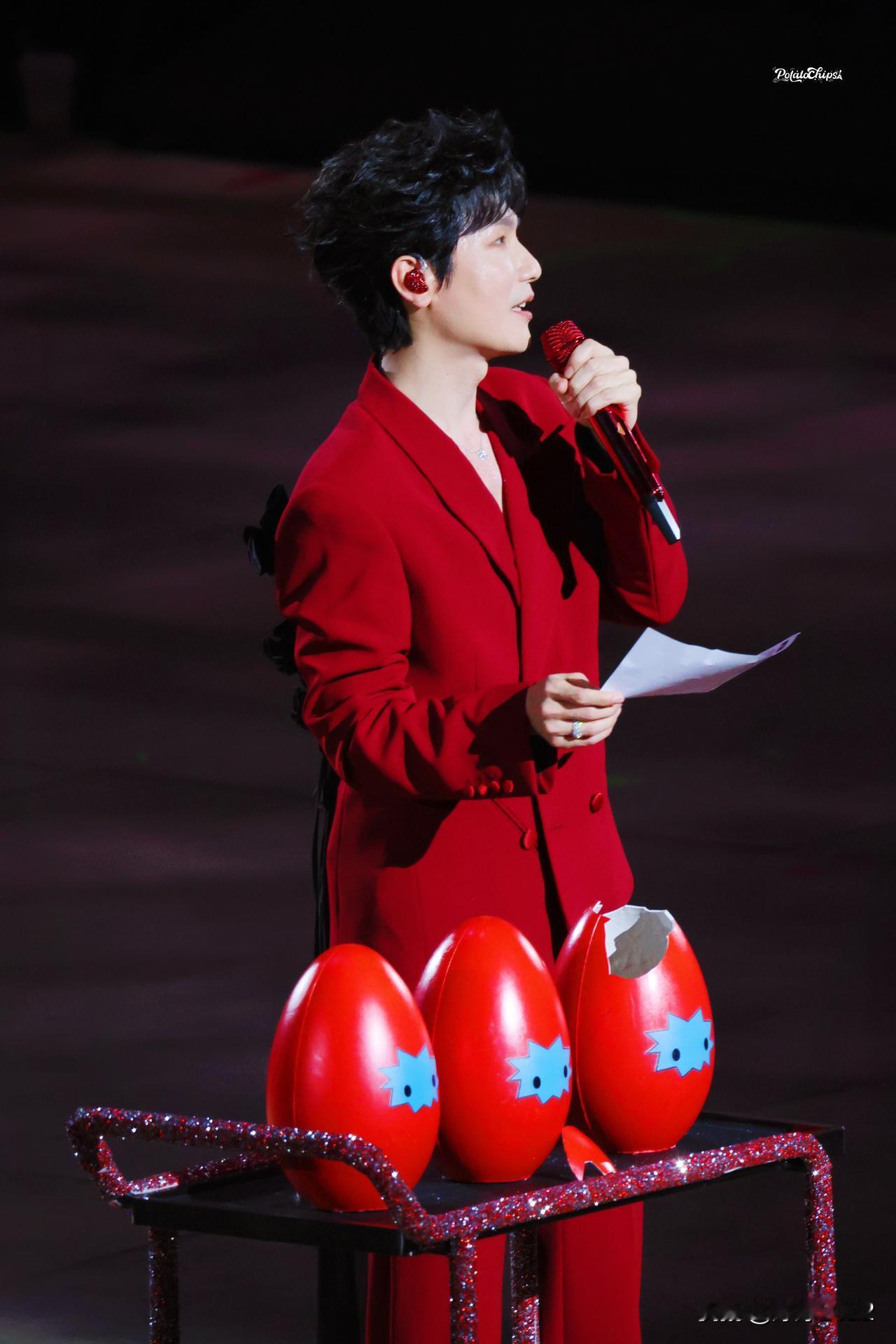 陈楚生， 深圳就是不一样啊！
两场，每天各抽100个限定版六毛手办 ​​​，
六