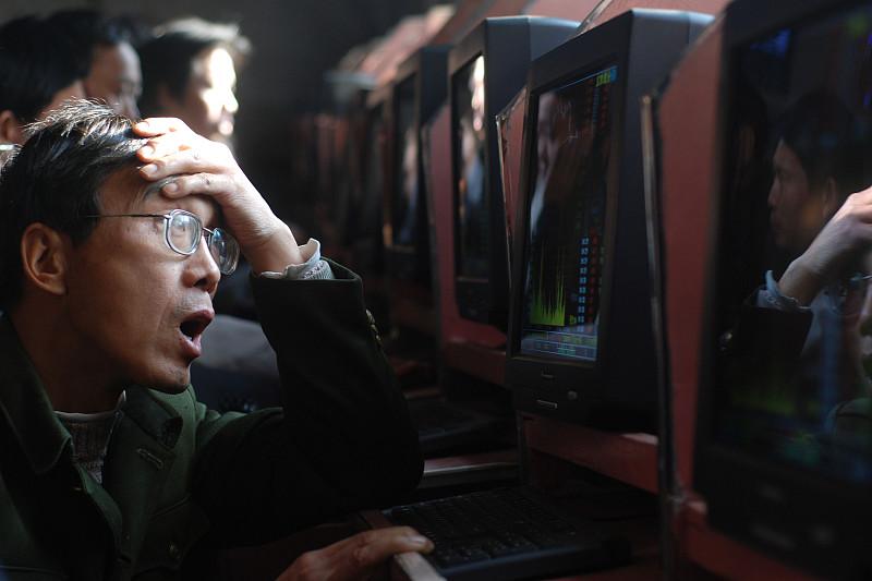 上周连着三天盯着自选股的分时图，手指都快把屏幕戳出印子，账户浮亏8个点的时候连外