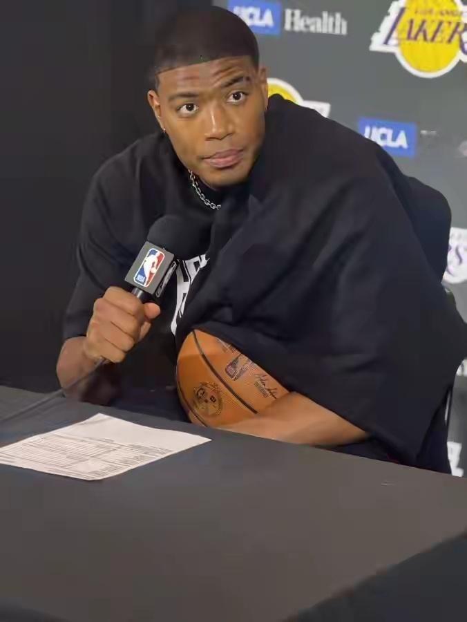 洛杉矶湖人八村垒绝杀猛龙生涯首次绝杀！八村塁得到比赛用球，并抱着球接受赛后采访。