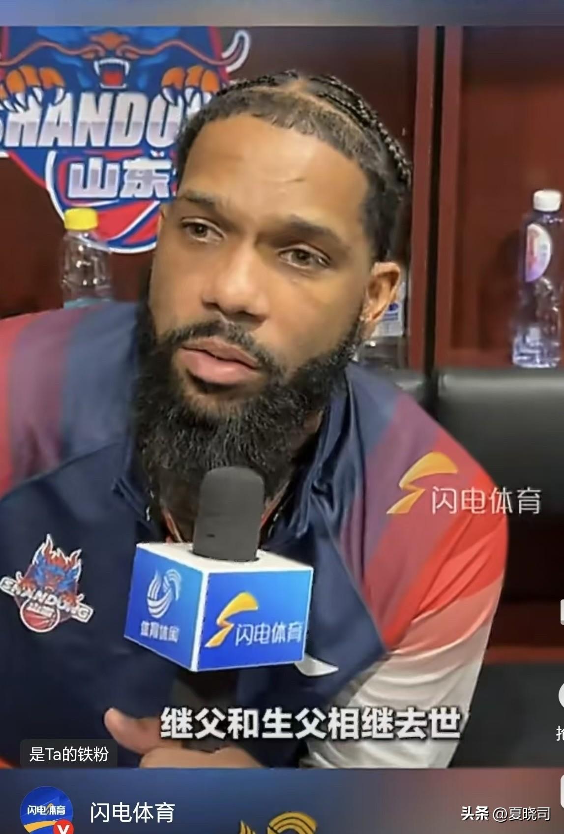 小外援鲍威尔加油，他在山东男篮这几场比赛低迷是有原因的。