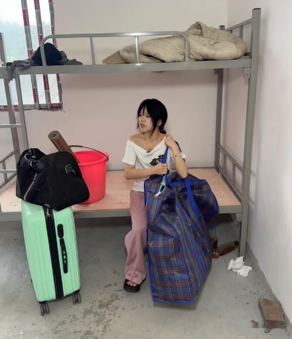 进厂的一个星期，我是不会买任何东西的，牙刷牙膏纸巾都是酒店拿的，觉得干得下去才买