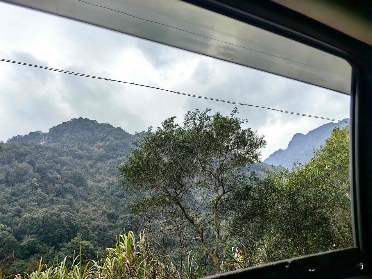 两个姑仔嫁得早，都嫁大山入面
你嫁进大山只需要一天，可你的孩子走出大山却要一辈子