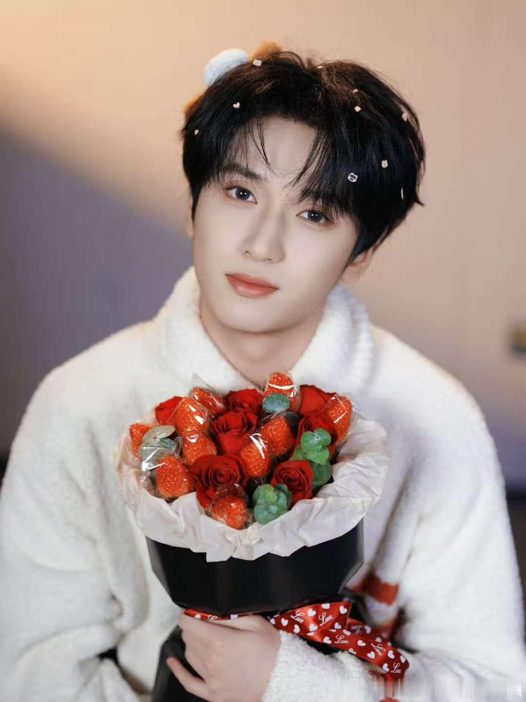 严浩翔头发上都是小熊贴纸严浩翔情人节六宫格严浩翔头发上都是小熊贴纸，咋能这么萌！