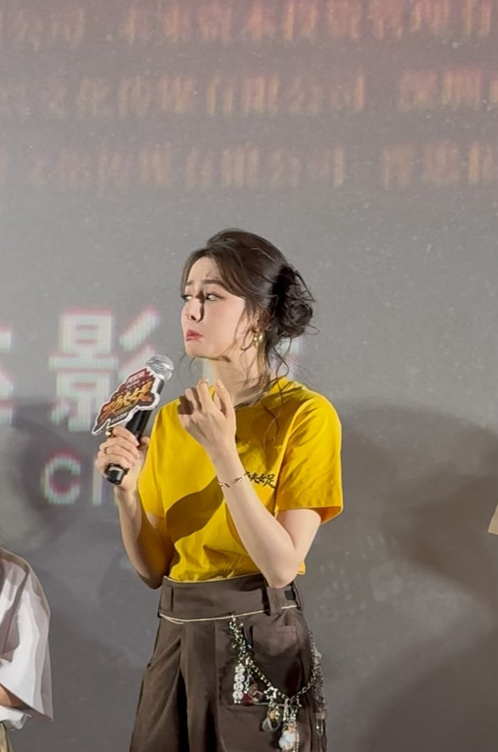 周星驰热巴还原钰珑走路名场面 谁懂啊！热巴不仅把钰珑的灵动小表情演得活灵活现，还