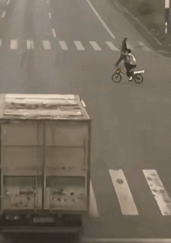 这位大妈牛比啊！俨然一个交通指挥官。
       左手一挥，你们这边的都得给我