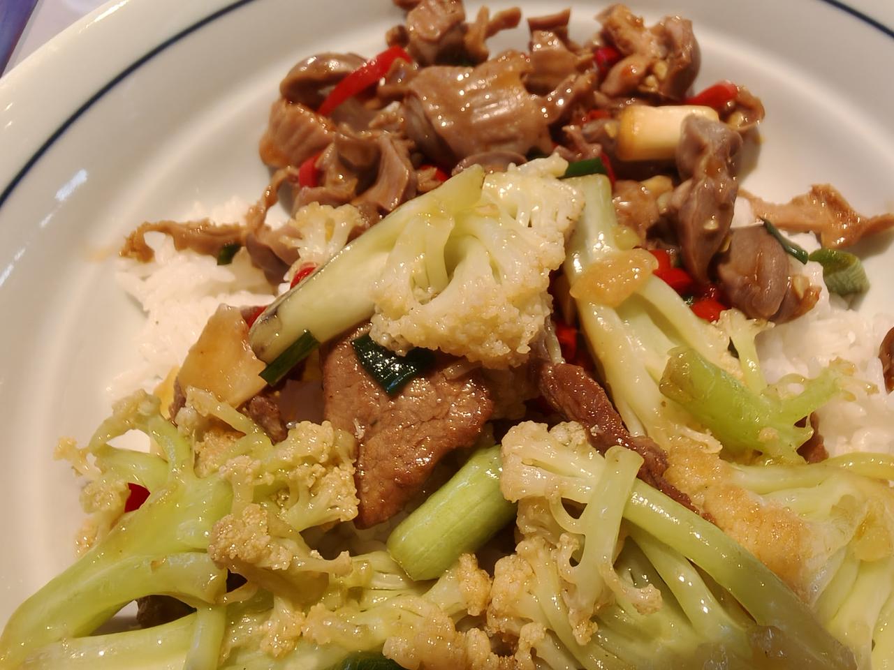 中午吃的辣炒鸡臻和菜花炒肉，菜花炒肉还是可以的，辣炒鸡臻索💯然无味，只有辣！