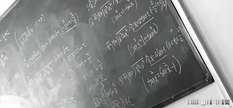 初中数学中考知识点还真不少。中考数学考点能归纳成四大知识模块。数与代数是根基和重