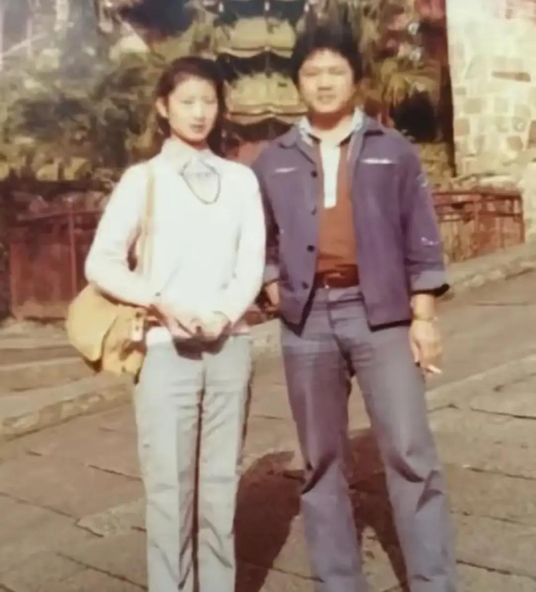1982年台起义飞行员黄植诚迎娶空姐马红，8年后马红借故赴美未归，安全部门深夜包