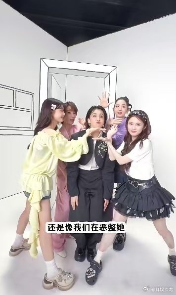 曾沛慈摸张慧雯头像摸小猫乘风2026神仙同框互动超暖心，曾沛慈轻柔的动作氛围感拉