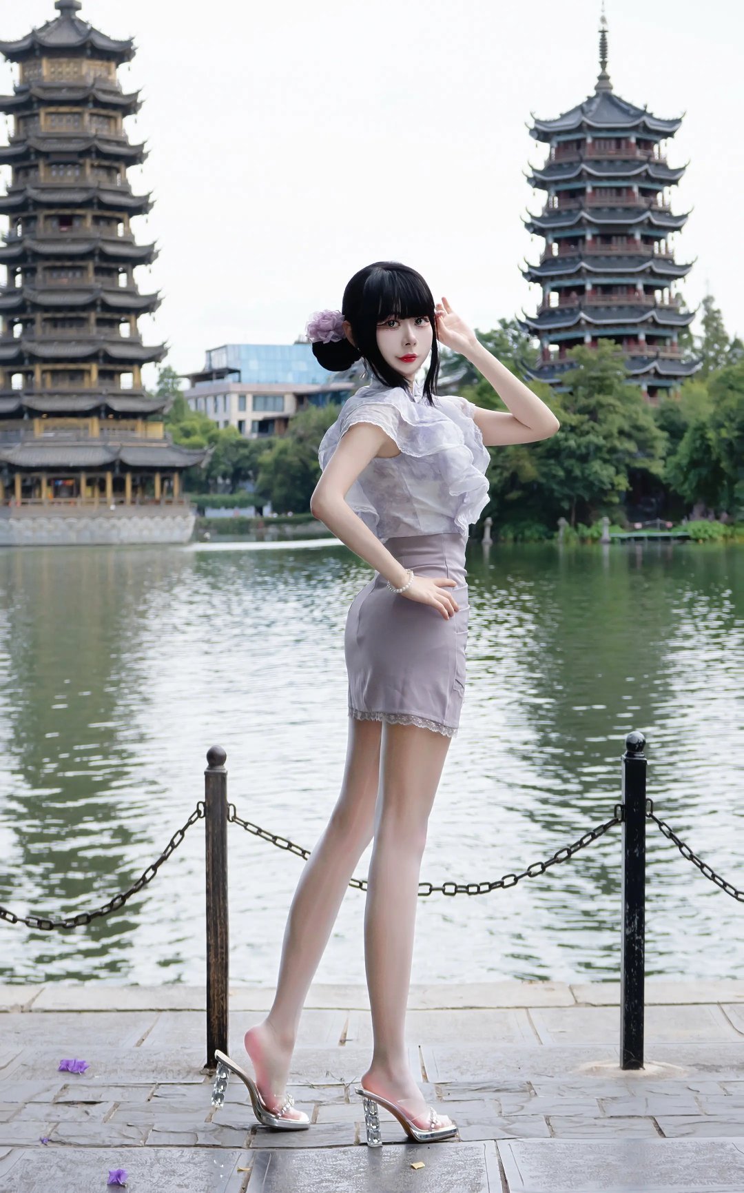 后来你化成我眼里的一汪泪水我想你你便在。 
