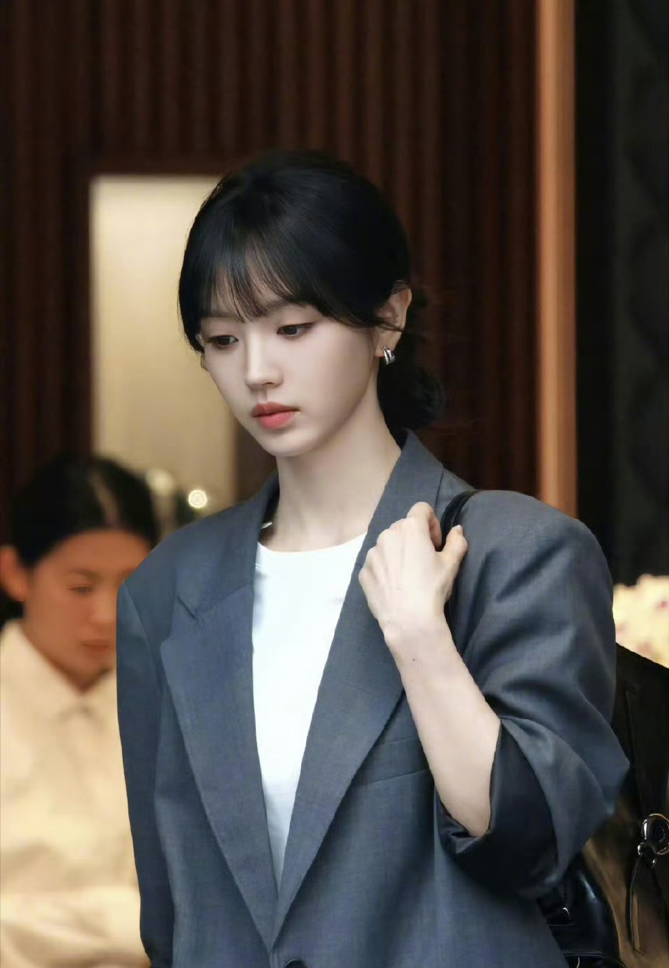 田曦薇天才女友职场造型，今天是成年后的职场林知夏，很干练清爽的一套[么么哒] ​