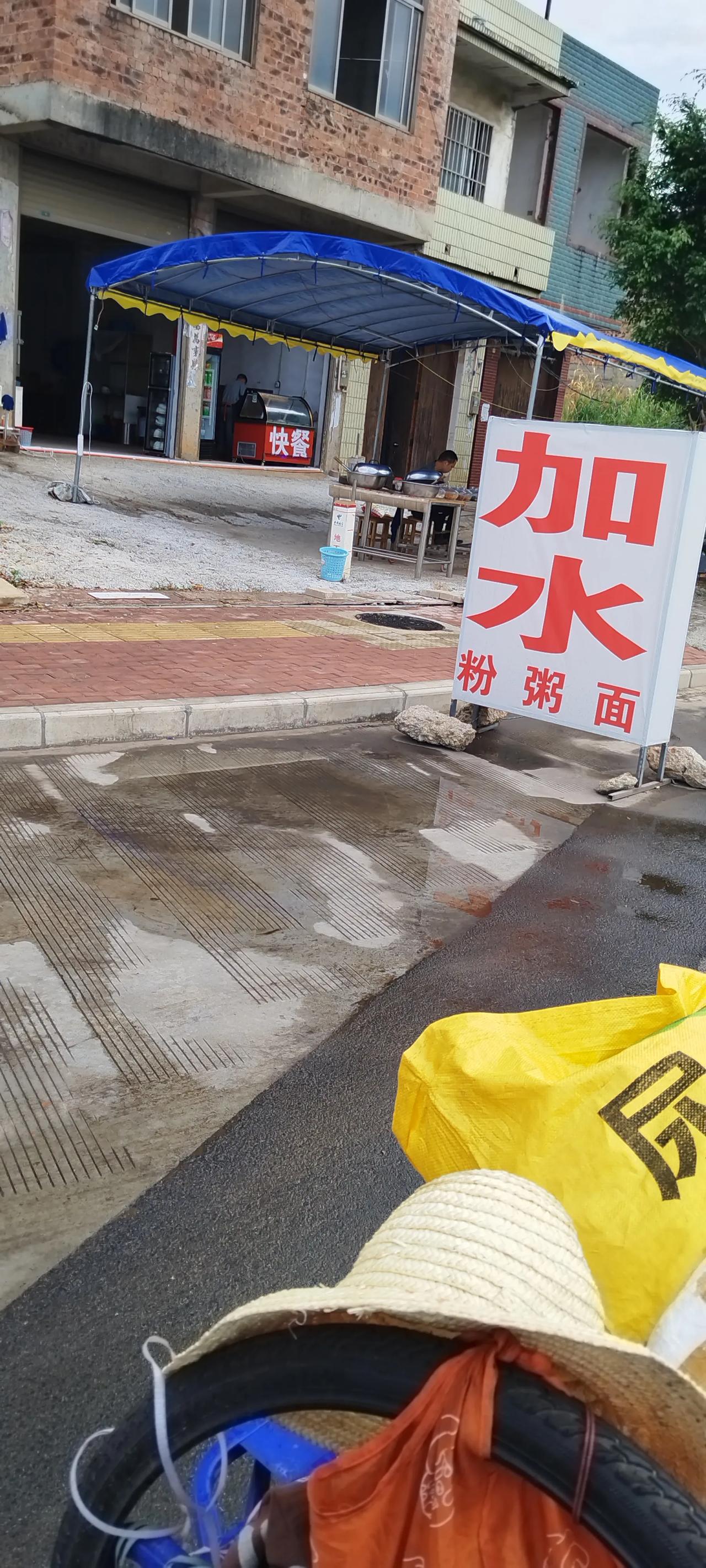南宁市五塘镇322国道旁，吃了碗玉米粥，在付款时，老板说出的理由让人大开眼界。
