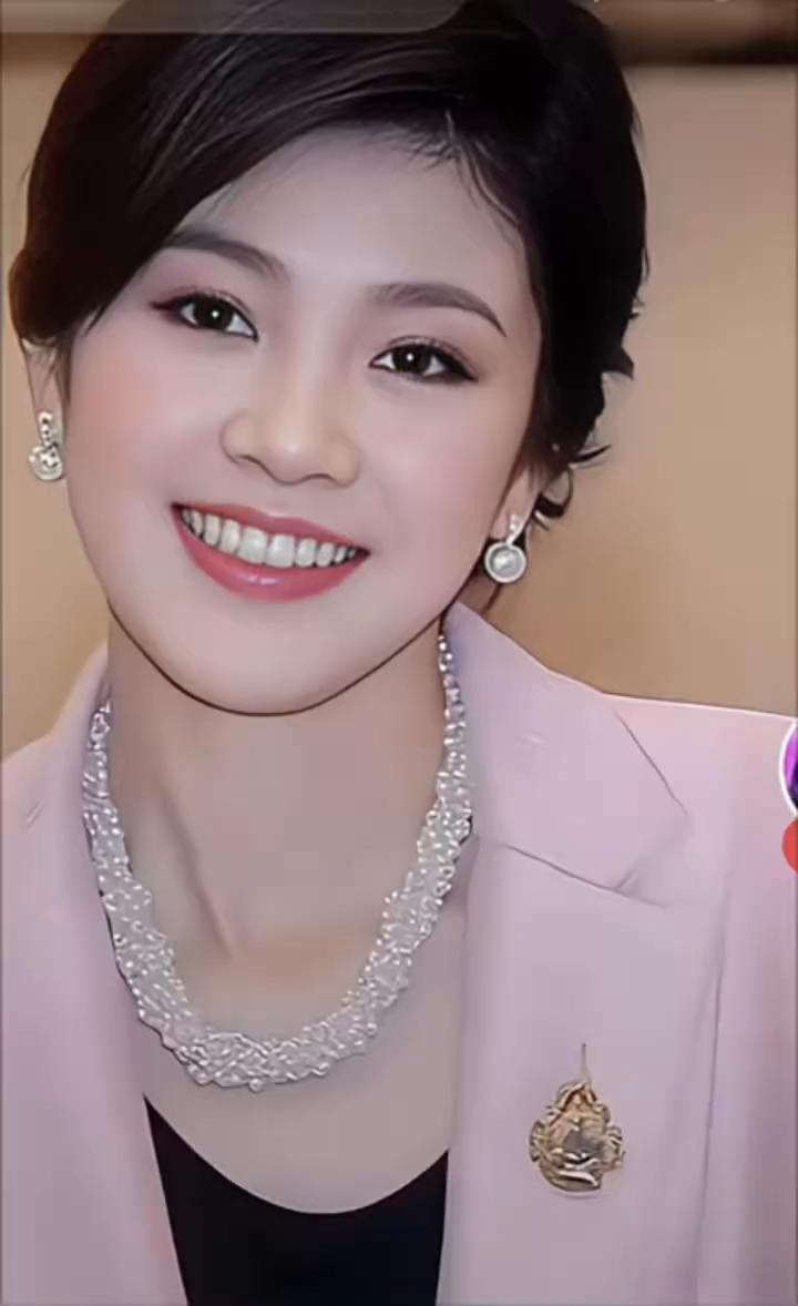 天生一种温婉气韵，英拉将它诠释得淋漓尽致。素简衣着，淡雅妆容，愈发衬托出她的柔和