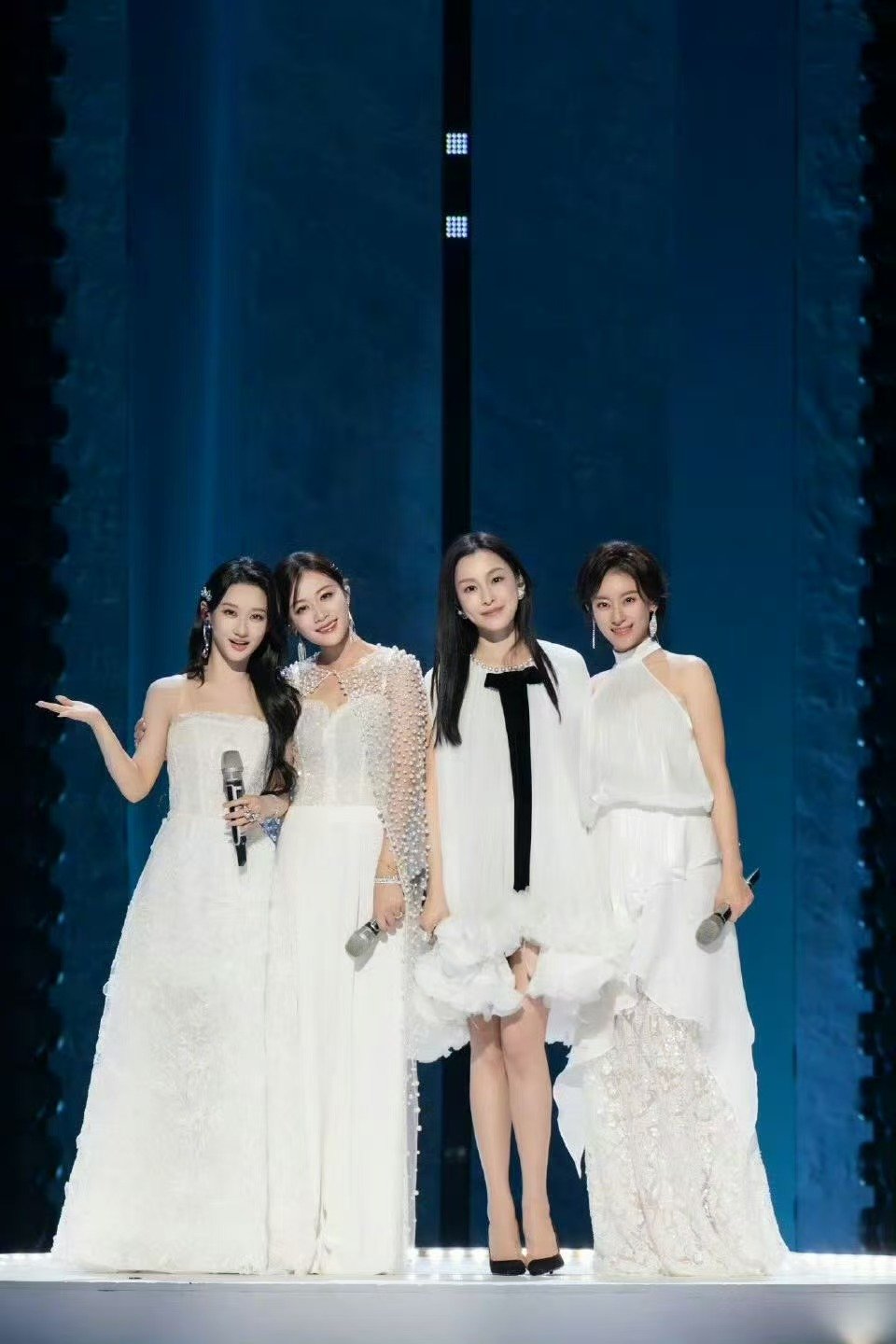 范玮琪回复城北的花原唱 乘风2026昨晚的舞台太过惊艳，范玮琪与原唱的互动，让这