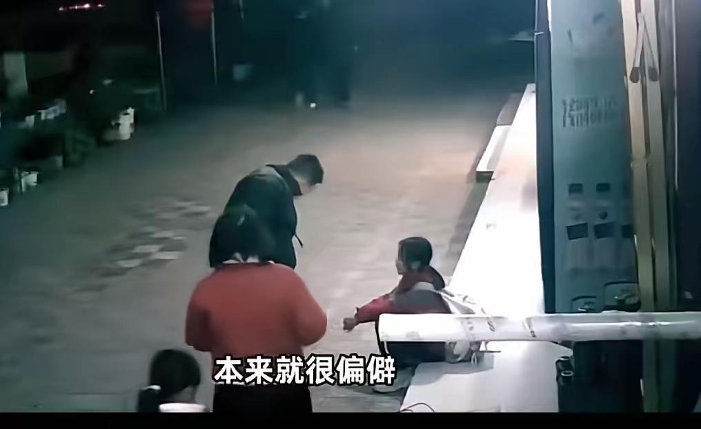 我的天！贵州寒夜暴雨里，这对夫妻的操作直接暖到骨子里！
 
那天黑透了还下着雨，