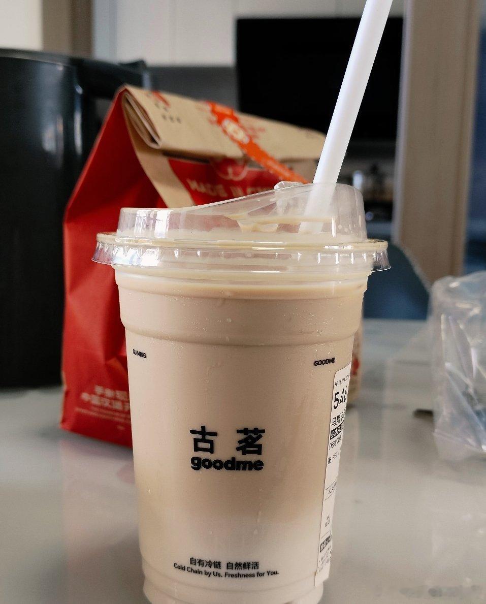 奶茶爱好者日常点奶茶 忙碌间隙，奶茶准时就位✨一口丝滑奶茶驱散疲惫，甜而不腻的风