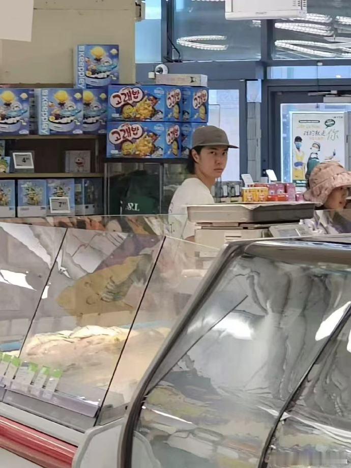 王一博温哥华被偶遇全世界都在偶遇王一博，好生活化的王一博啊，羡慕温哥华的网友！！
