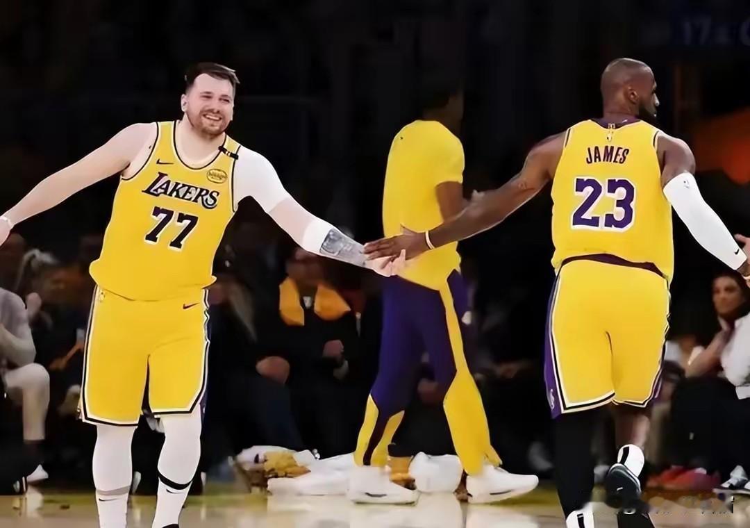 老詹伤愈强势复出，犹如战神降临，一举砍下两双，湖人在主场轻松战胜爵士。
詹姆斯总