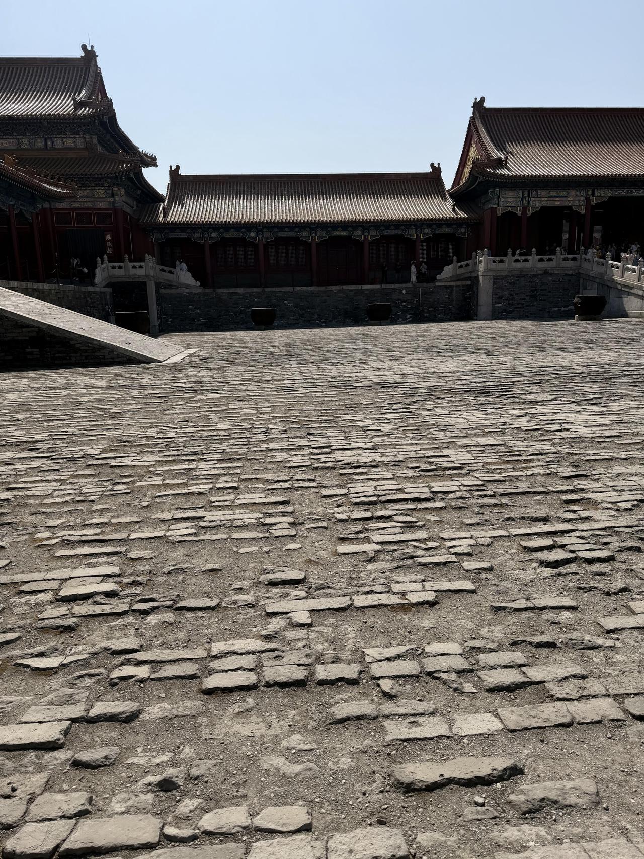 故宫保留凹凸不平的地砖是多么用心
蹲下来，指尖触到那凹凸不平的砖面。六百年的足印