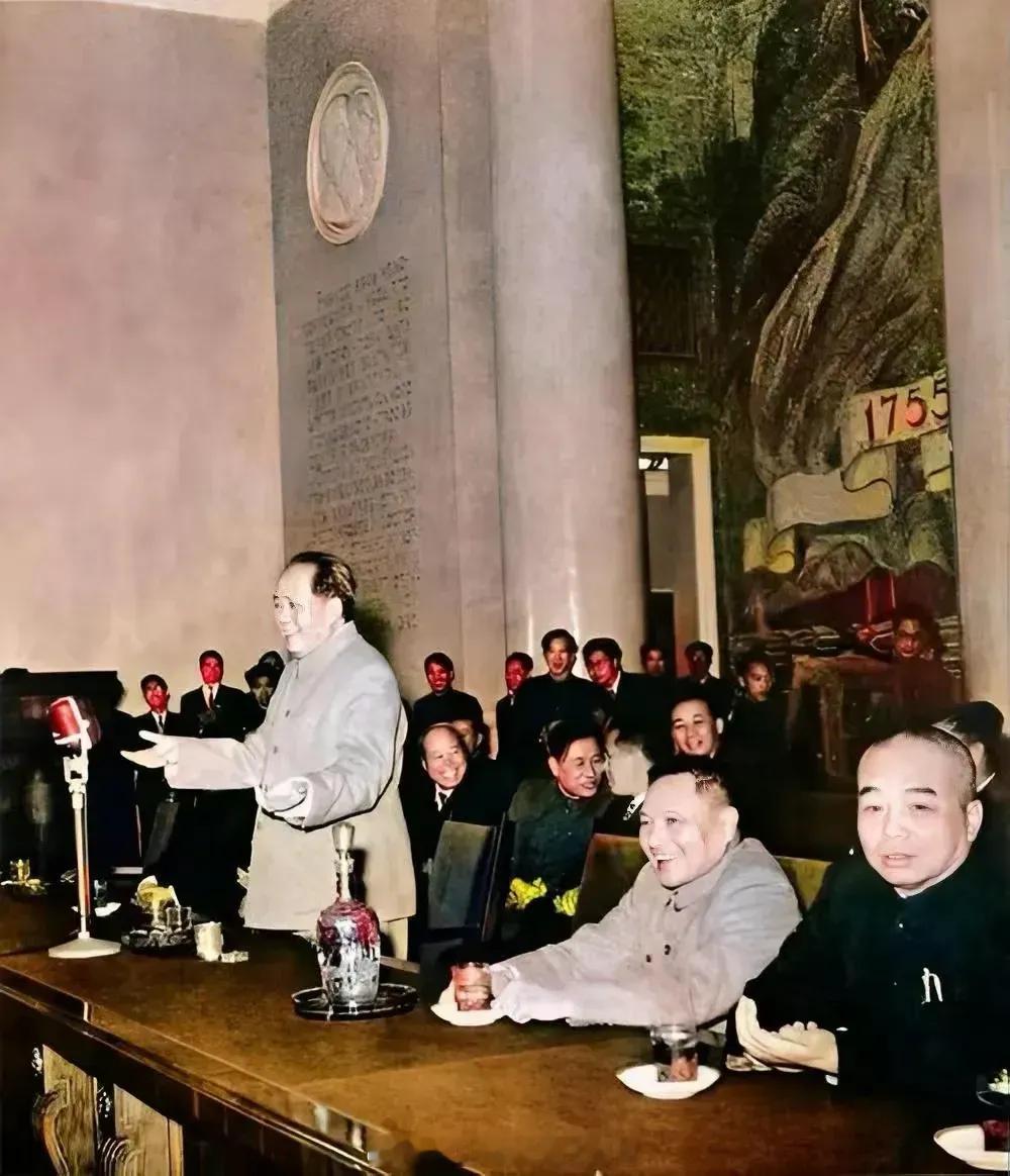 毛主席正在发表热情洋溢地演讲：“世界是你们的，也是我们的，但归根结底是你们的。你