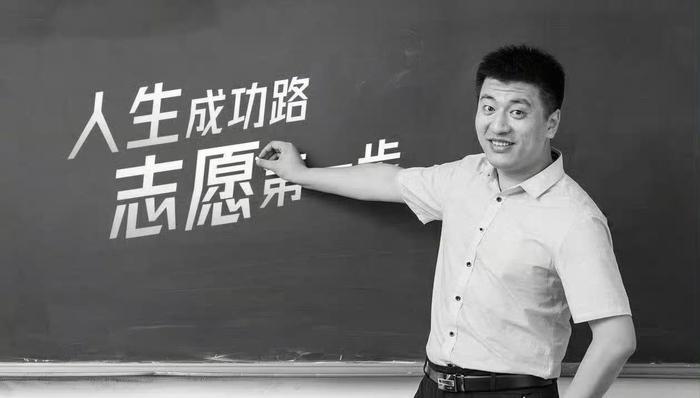 全网悼念张雪峰的时刻，喂你点反向鸡汤，普通人没那么容易死的。1、我也一样悼念张雪