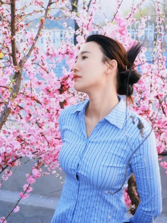 樱花树下站谁都美