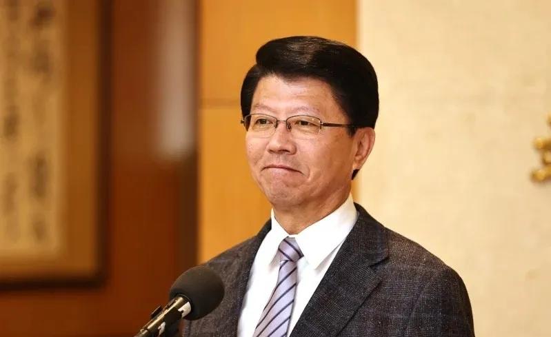 针对绿委陈亭妃将代表民进党参选2026年台南市长，国民党立委谢龙介今日说，“恭喜