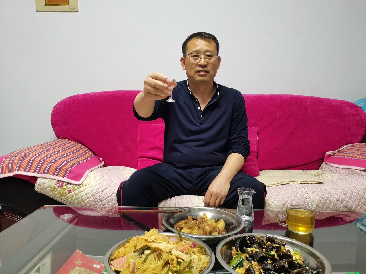 “醉”月静好，就在一个人的小酌中

回伙计们！我酒没敢戒，只是喜欢自斟自饮了，我