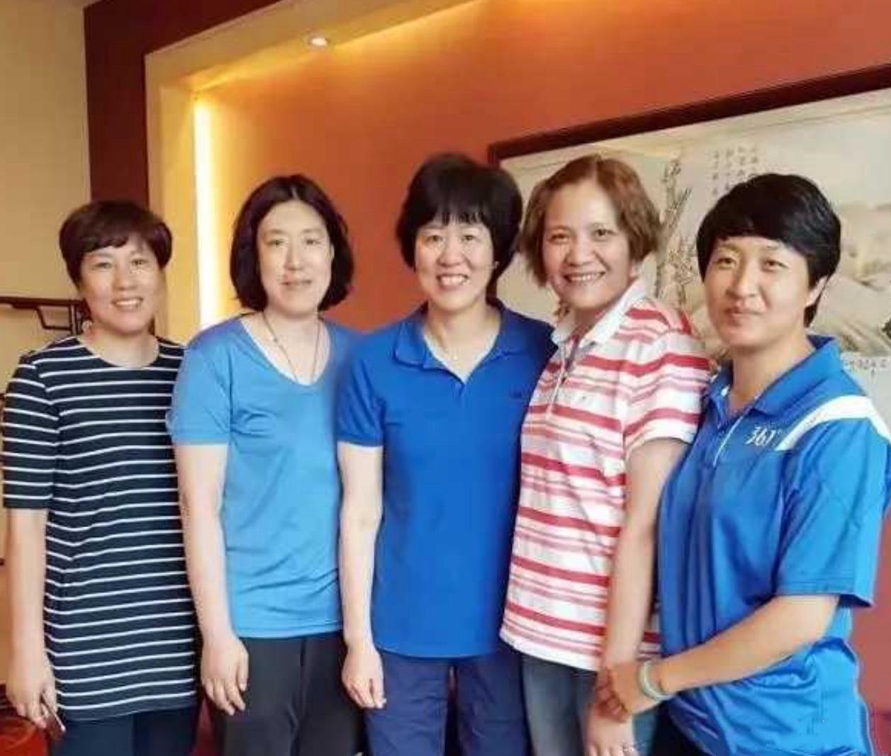一张珍贵的中国女排''白银一代''成员合照：一眼就认出了排坛传奇郎平与''背飞女