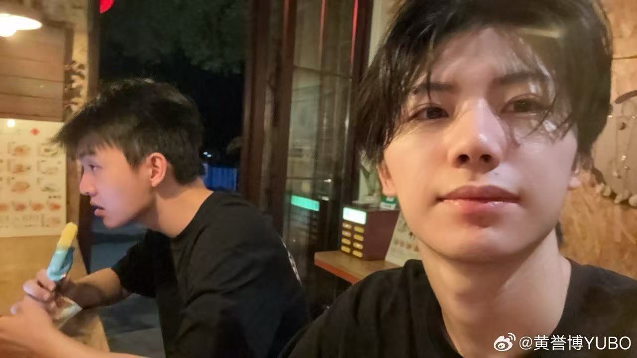黄誉博知道你们想我了  的确是没有想到这一串小字真的是代表了对粉丝的一份宠爱，黄