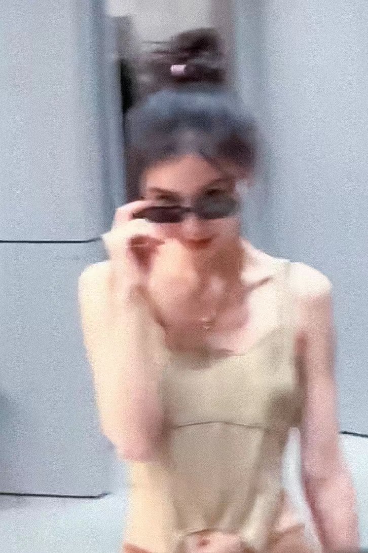 angelababy angelababy “你向往远方与自由，世人的定义徒增枷