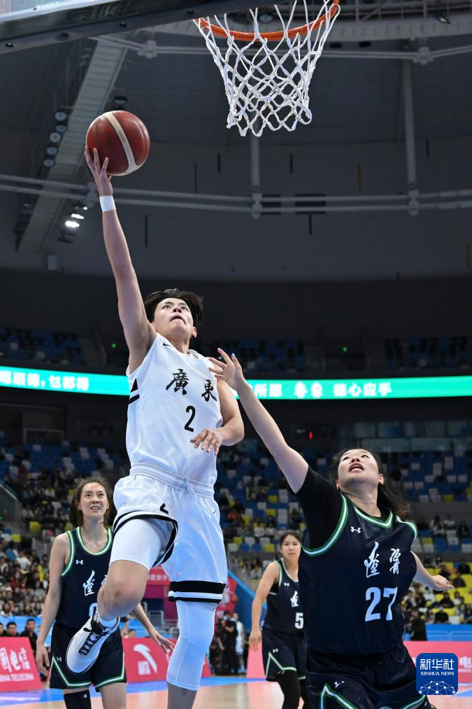 女子成年组半决赛，杨舒予上篮。 