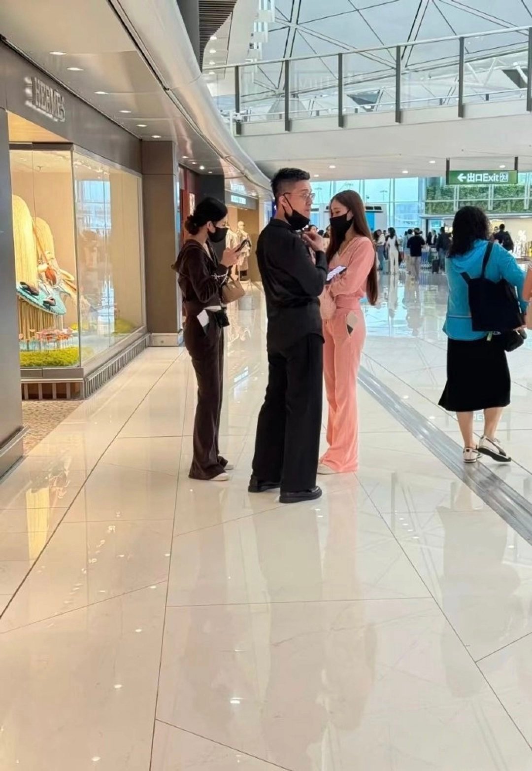 小S晒一家香港游玩照，小S全家香港度假登上热搜6月28日晚，小S（徐熙娣）突然更