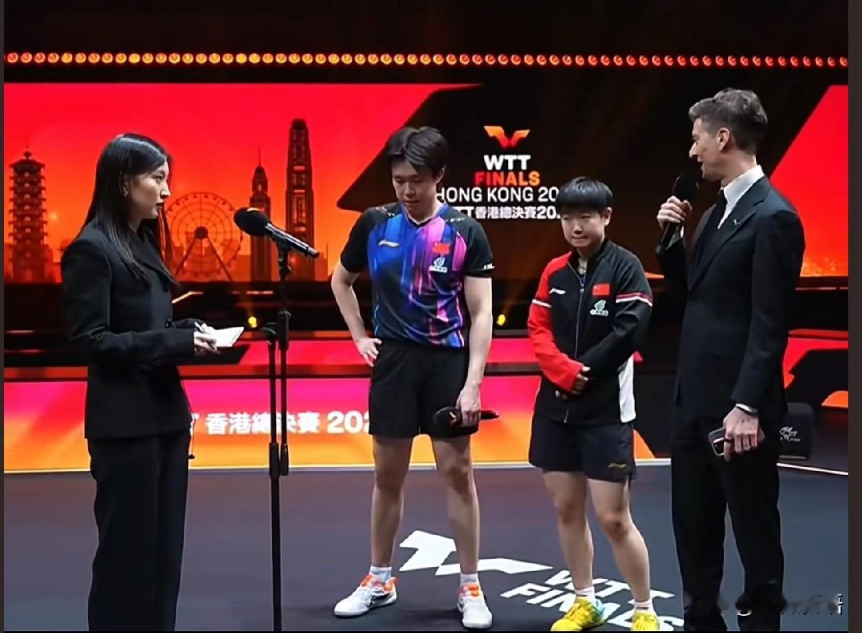 亚当采访莎莎和楚钦是，那宠溺的笑。
亚当穿正装还有点不习惯哟，看惯了花里胡哨的亚