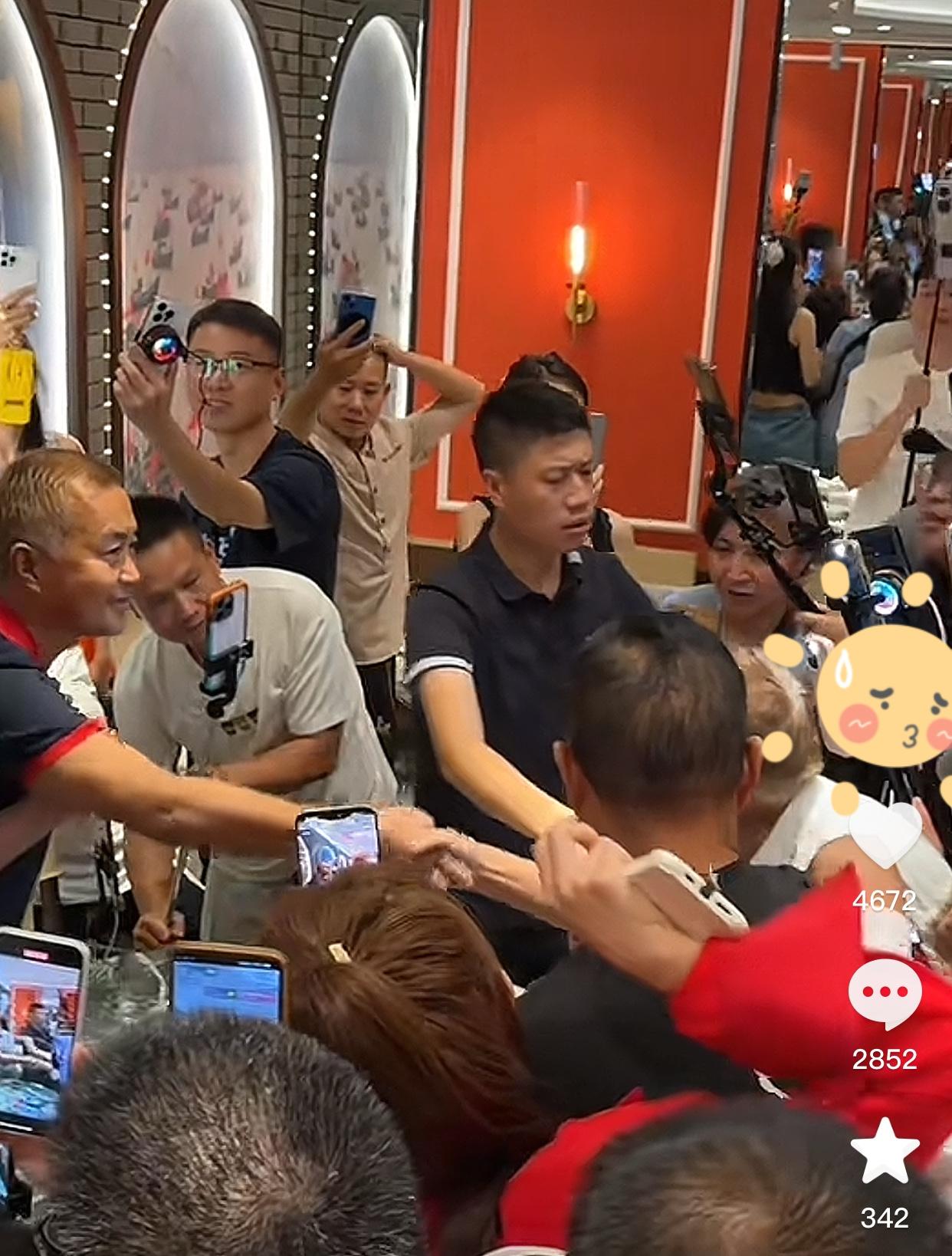 沈巍和建工爷叔同框，网友们的报道笑翻了[我想静静]丐帮总舵主与上海滩金融巨鳄世纪