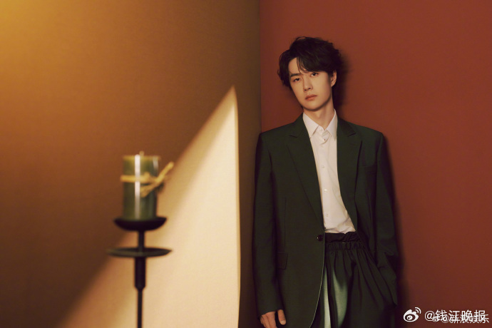 【#王一博乐华续约#】 3月27日，乐华娱乐发布公告，宣布与王一博已完成续签艺人