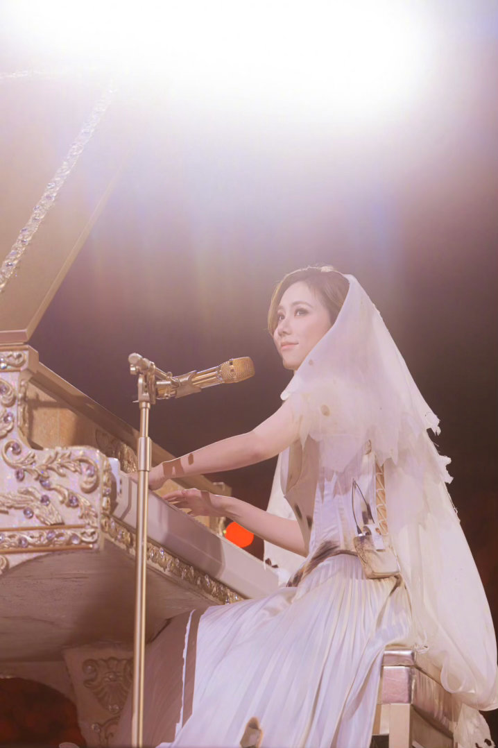 邓紫棋大巨蛋开出150场 150场是什么概念？从2023年12月到现在，她几乎每