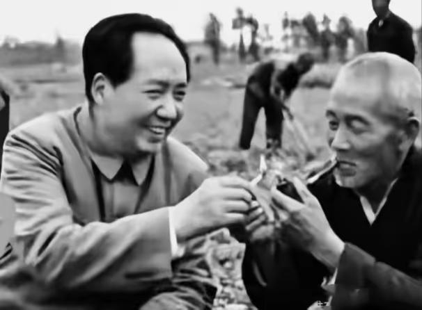 一张老照片看哭无数人！身居最高位却全无架子，这才是干部该学的模样
 

刷到这张